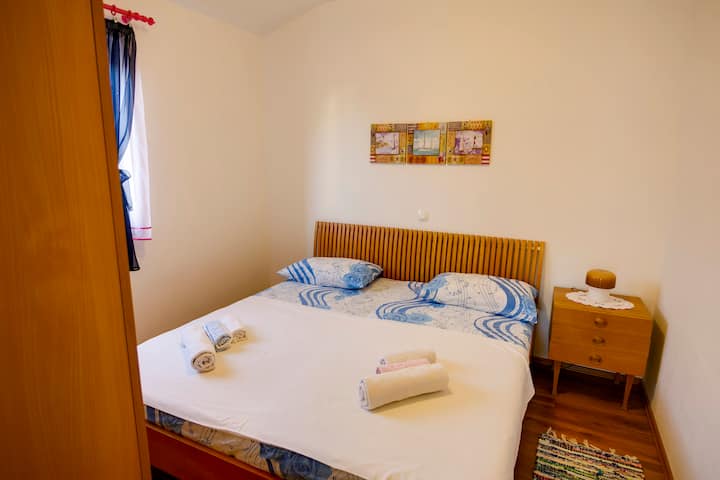 App. No.2 => Dormitorio n .º 4 con cama matrimonial y armario grande.