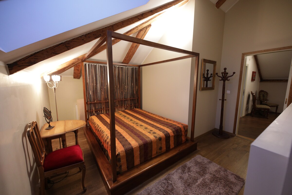 Dormitorio 1. Cama doble + pasaje a la parte oculta de la habitación con cama individual. 