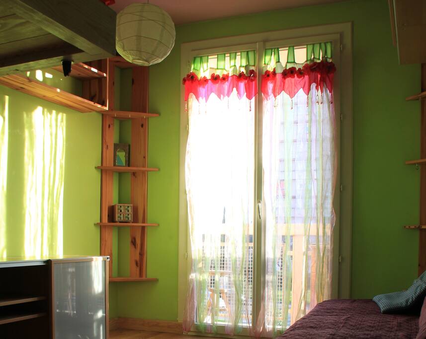 La chambre donne sur un balcon ensoleillé