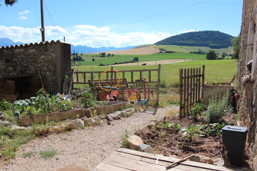 Vue depuis la porte d'entrée sur droite
