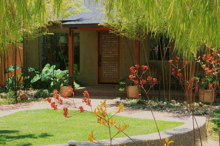 Zen gardens.... walk to shopping and the beach