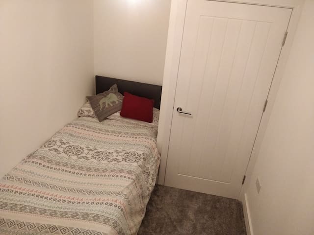 Super cheap spare bed in new house close to city