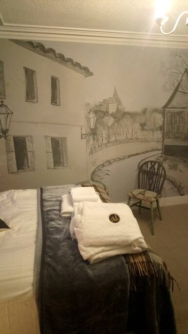 Parisian Room