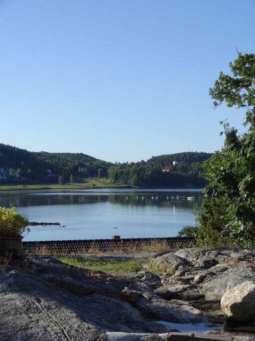 Utsikt från kök och balkong.