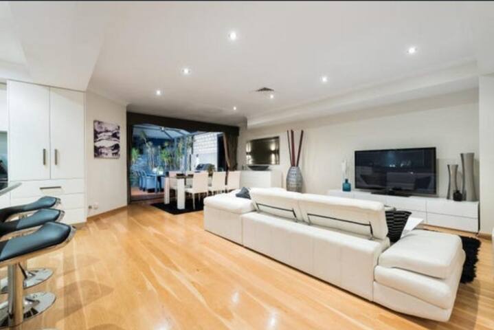 Near City Luxury Home with Park Views gallery image 4