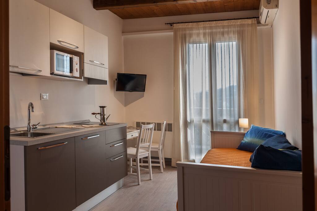 Soggiorno con cucina e divano letto