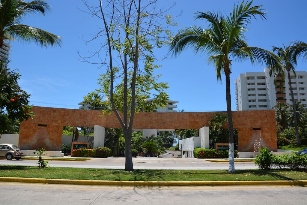 Entrada Principal con vigilancia las 24 hrs.