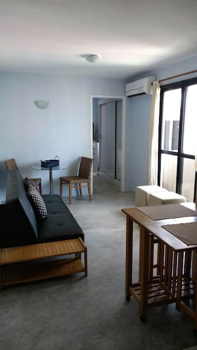 Sala c\cozinha americana,varanda ar condicionado e sofá cama.