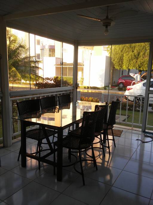 Área da varanda térresa com mesa