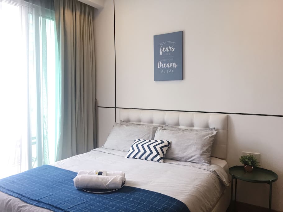 Comfortable queen size bed with 4 pillows