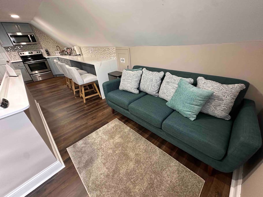 Vibrant 2BR Apt 8 min to JFK & 5 min to Mall.