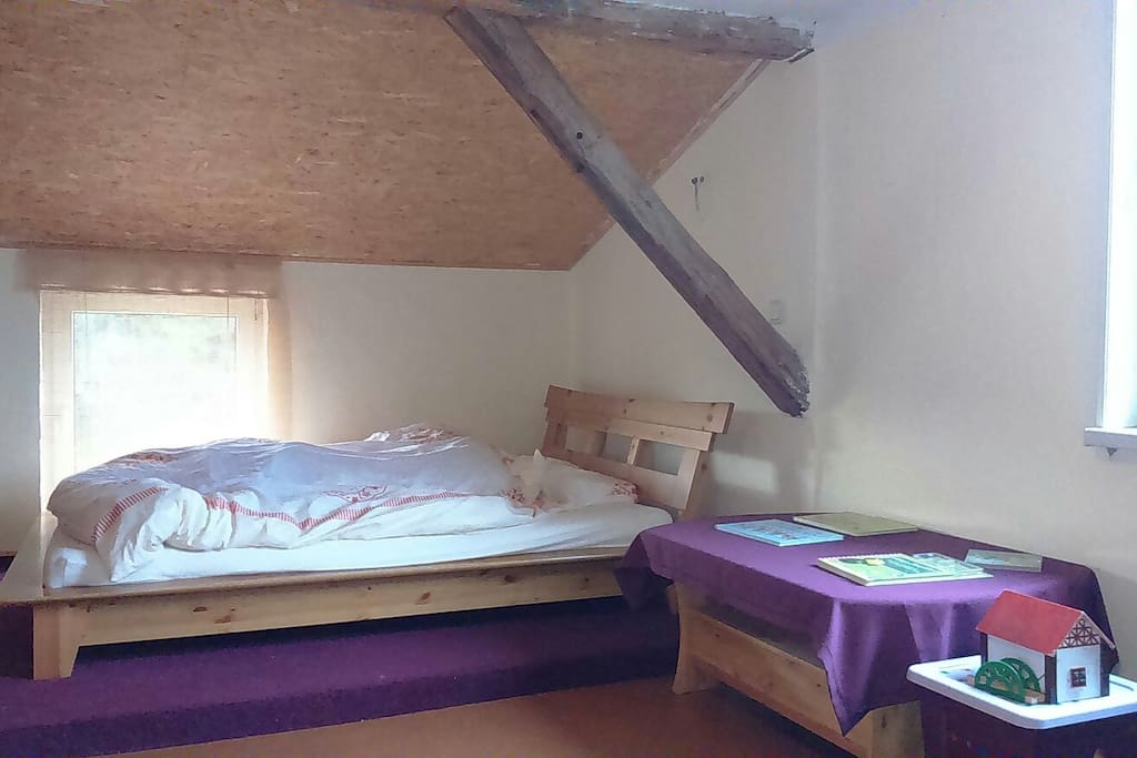 Zimmer mit Bett