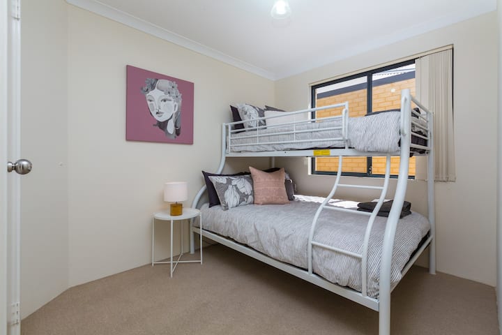 2. spavaća soba - krevet na kat (jednostruki bračni) i ogrtač! Spavaća soba nalazi se na stražnjoj strani objekta. 