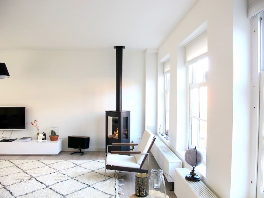 Living Room with fireplace