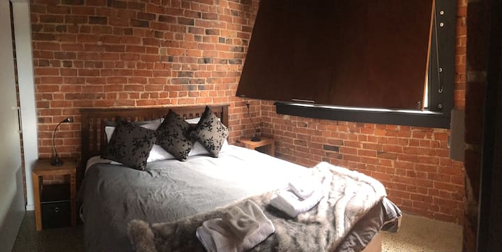 Chambre avec une grande penderie, un fer et une table à repasser et un support de valises. Lit king size, couvertures électriques et volet intérieur insonorisé.