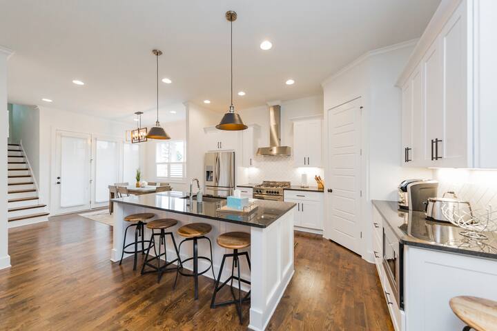 Luxury House/Near Gulch/Rooftop/4King 4Queen 2Twin gallery image 5