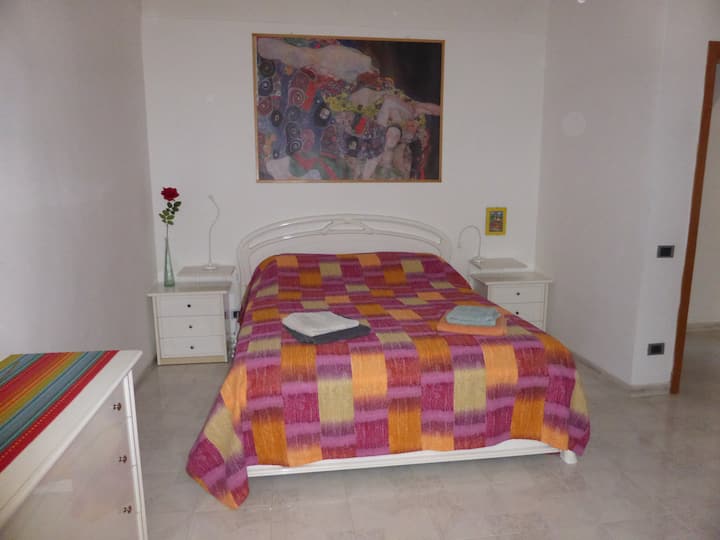 Საძინებელი 152 × 203 სმ ზომის საწოლით