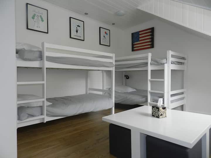 Dhoma e gjumit 4, e vendosur në zgjatimin e shtëpisë