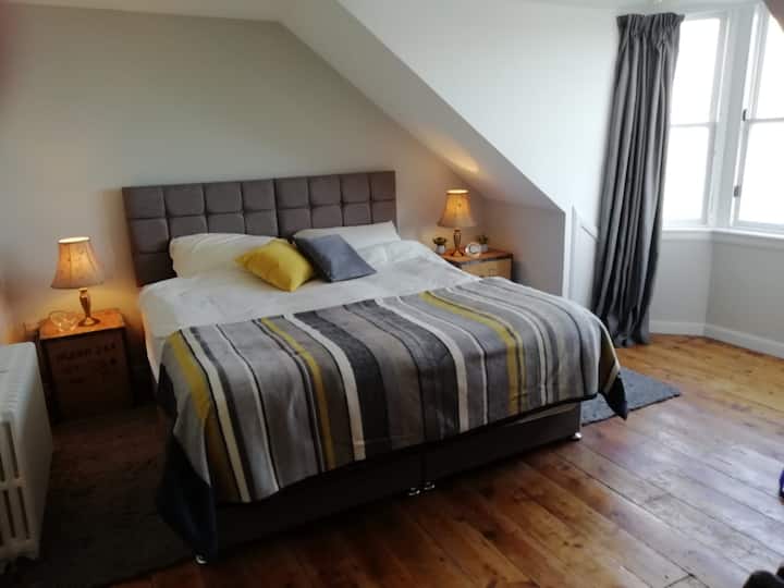 Super King spavaća soba na podu u potkrovlju s vlastitom kupaonicom (također se može pretvoriti u sobu s bračnim krevetom)