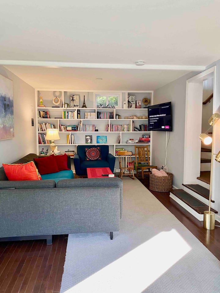 Nivel inferior | Habitación familiar | TV inteligente con  Amazon  TV . En las estanterías puedes encontrar  una variedad de libros y tablas de juego.
