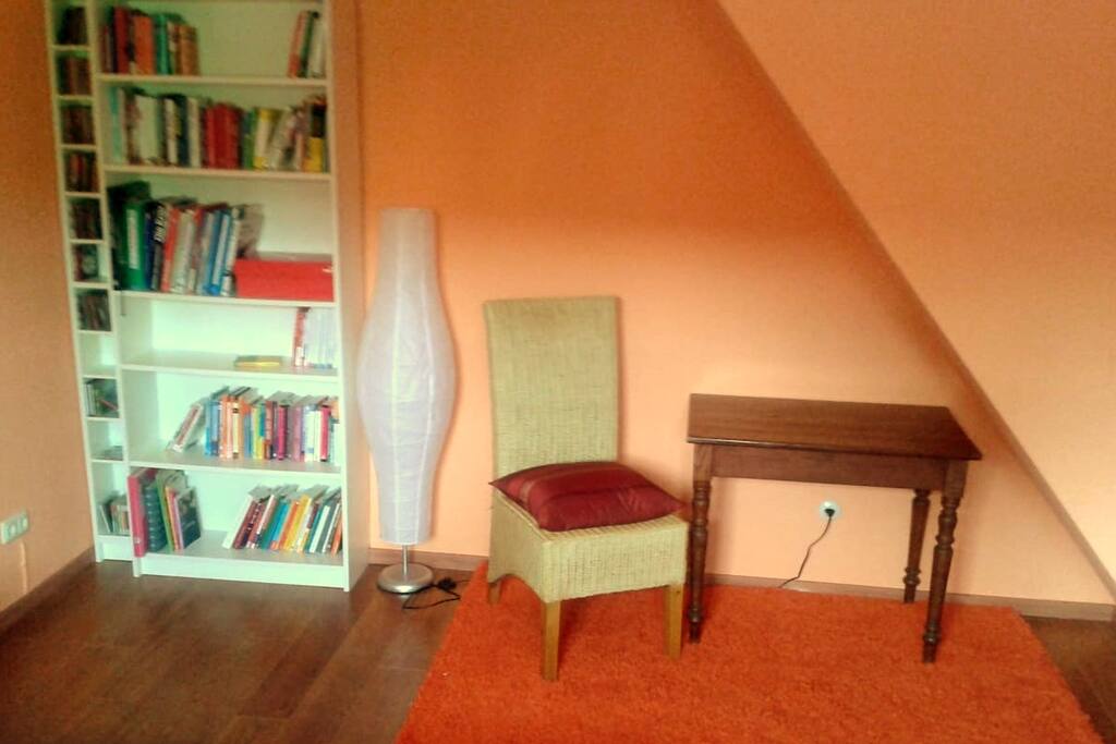 Viele interessante Bücher und ein Platz zum essen, arbeiten ...
