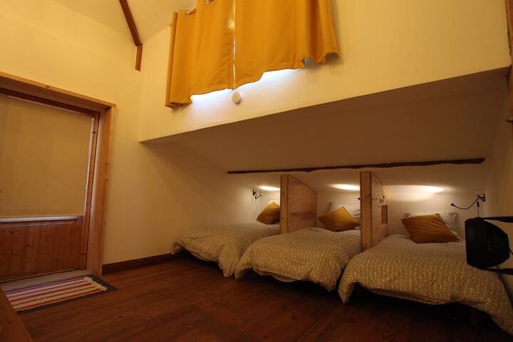 格雷尼尔（ Grenier ） -西卧室。这些舒适的床角都有阅读灯、储物架和电源点。