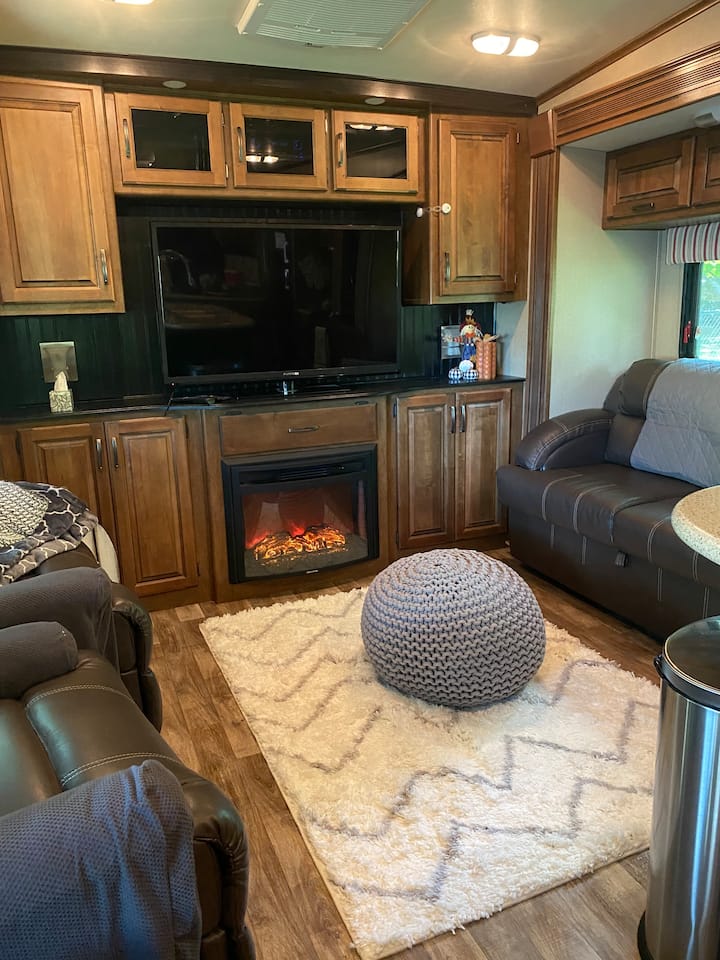 Cozy/private RV with a fireplace in the country Campers/RVs for Rent