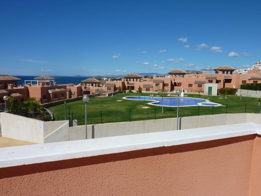 Solarium con vistas a la piscina de la comunidad