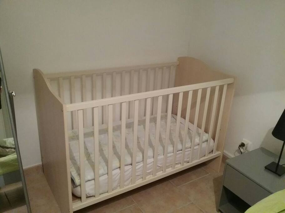 Lit bébé dans la chambre parentale