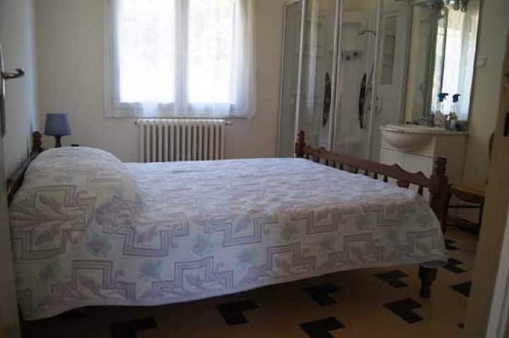 חדר שינה מס '1 בקומת הקרקע, 140 מיטה זוגית,  עם חדר רחצה וכיור