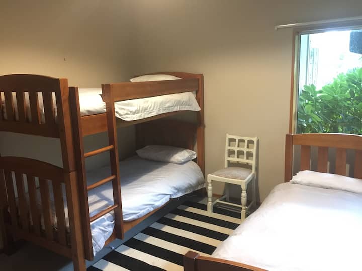 Двуетажна стая с три единични легла 