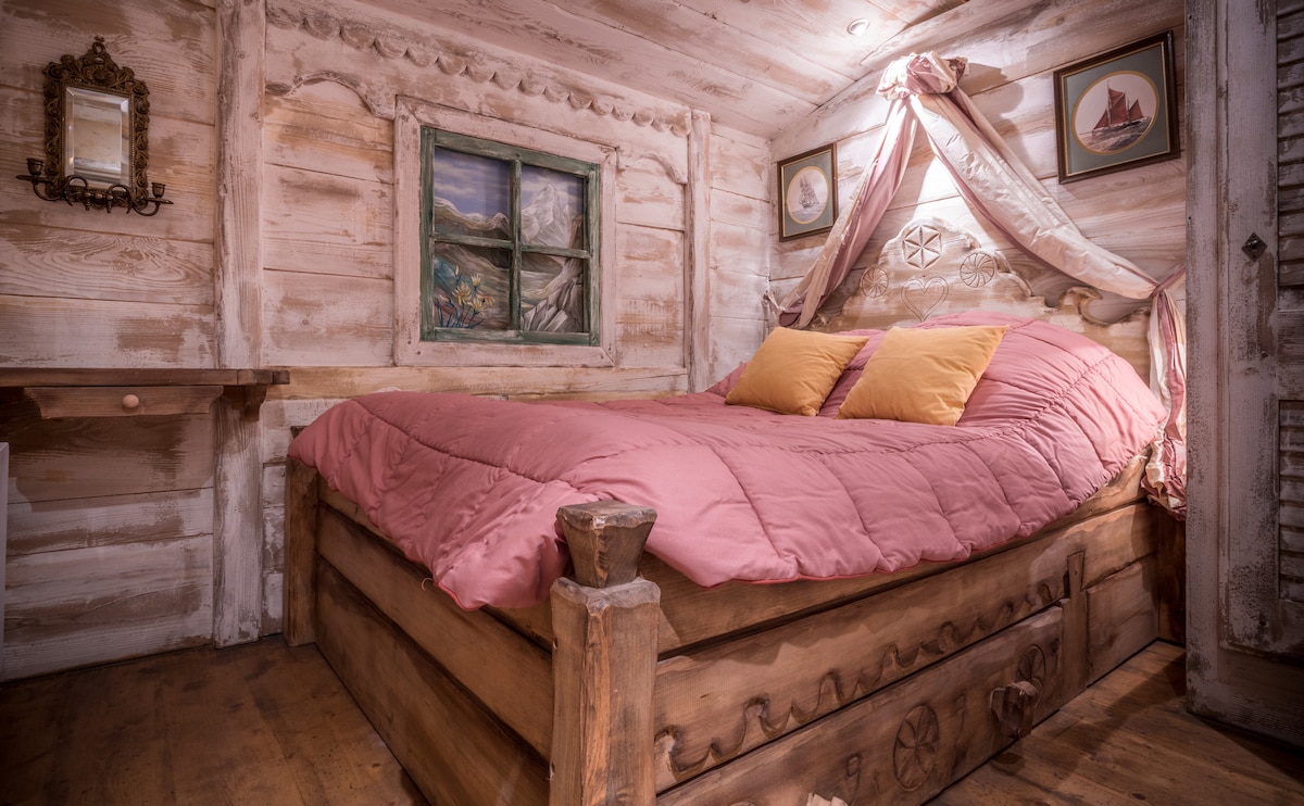 mala dvokrevetna soba u prizemlju s pripadajućim tušem