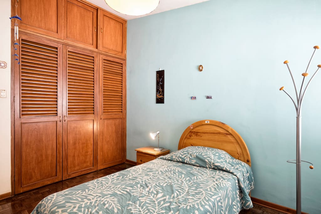 Very spacious room, TWIN bed (1.5 plazas), big closet and tall ceiling