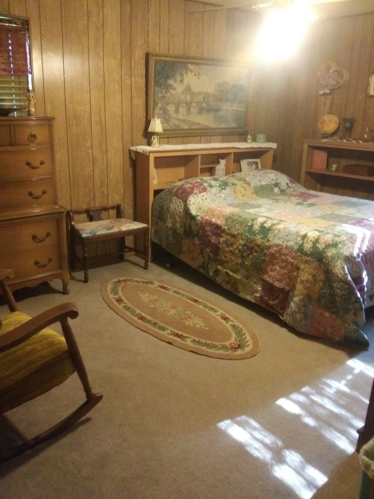 Საძინებელი
ოთახი ნომერი 2. Სააბაზანოს გარეშე. სხვა საწოლ ოთახში არის სააბაზანო და საშხაპე. Საწოლი ოთახი 1 არ არის, რადგან მომდევნო რამდენიმე დღის განმავლობაში გყავთ სტუმარი ოთახში და ის იძინებს !