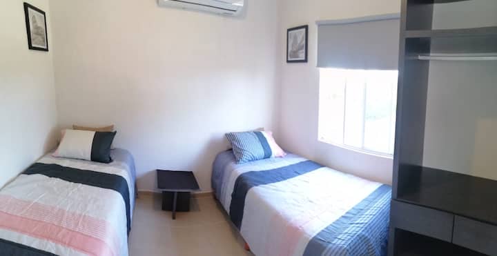 带衣柜和橱柜的加热房间，在关闭时遮挡灯光，让您更好地休息 