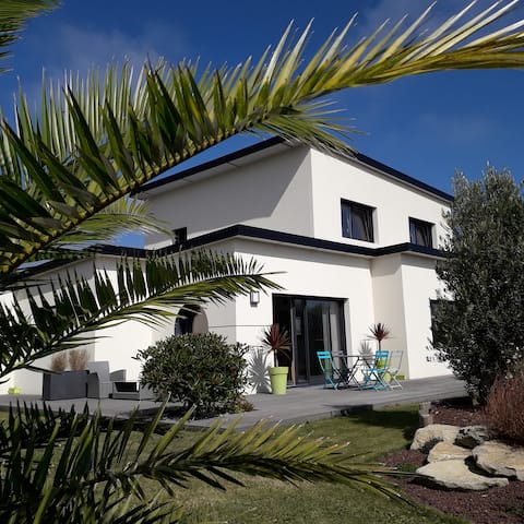 Contemporary house by the sea...Little paradise!