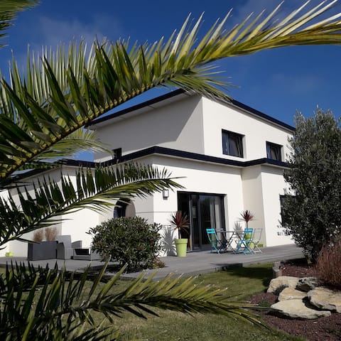 Contemporary house by the sea...Little paradise!