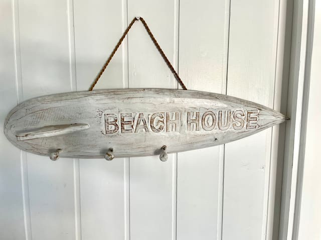 “WHITE BEACH HOUSE” High on Belmore, PETS welcome gallery image 2