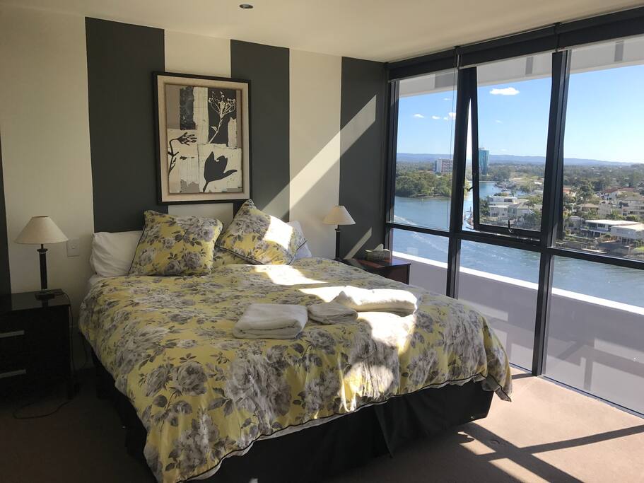 Big comfy KING SIZE bed in Main Bedroom enjoys stunning views
