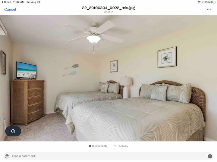 Druhá spálňa s manželskou posteľou Queen a manželskou posteľou. 