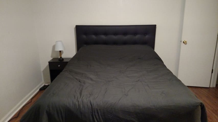 1 minute drive to LSU, spacious room, East Room
