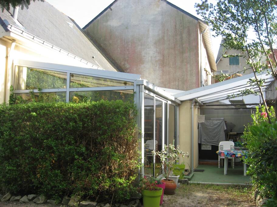 La véranda "côté jardin" pour les soirées plus fraiches...