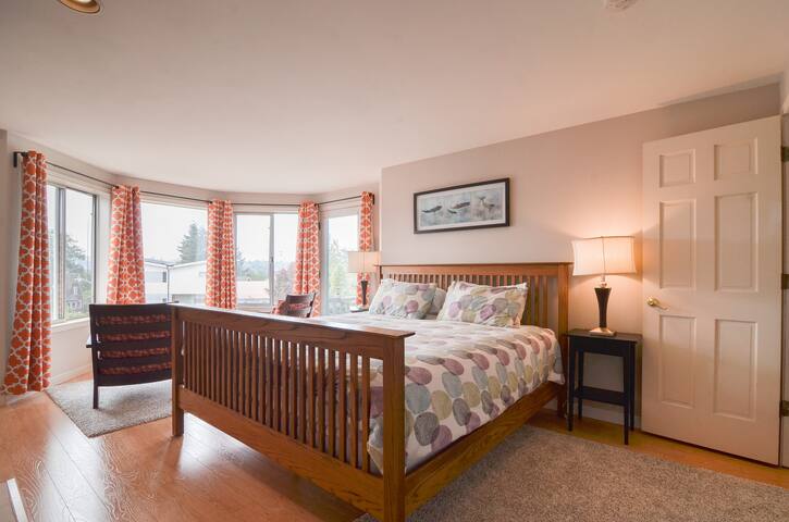 Huge Home a Block from Green Lake gallery image 2