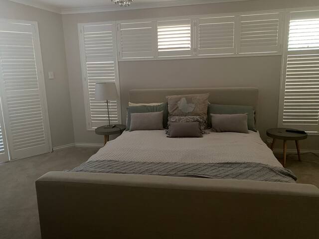 Spectacular Eagle Bay family home gallery image 2