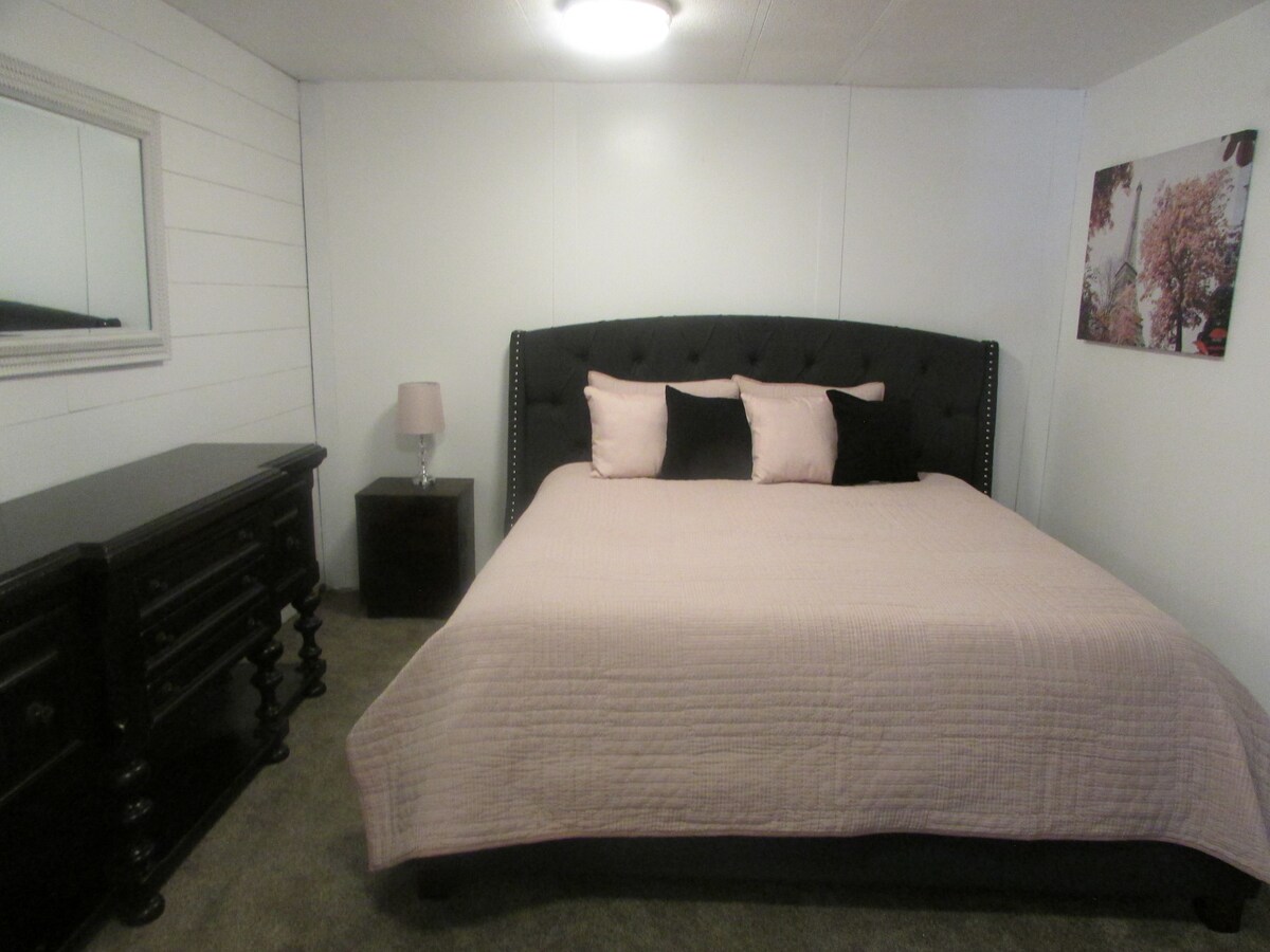 Manželská posteľ v hlavnej spálni s prepojenou kúpeľňou