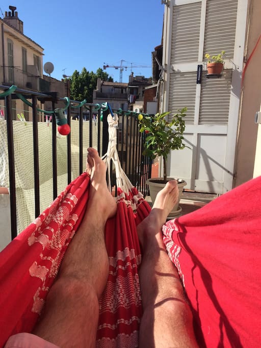 Le balcon avec le hamac et une table pour manger