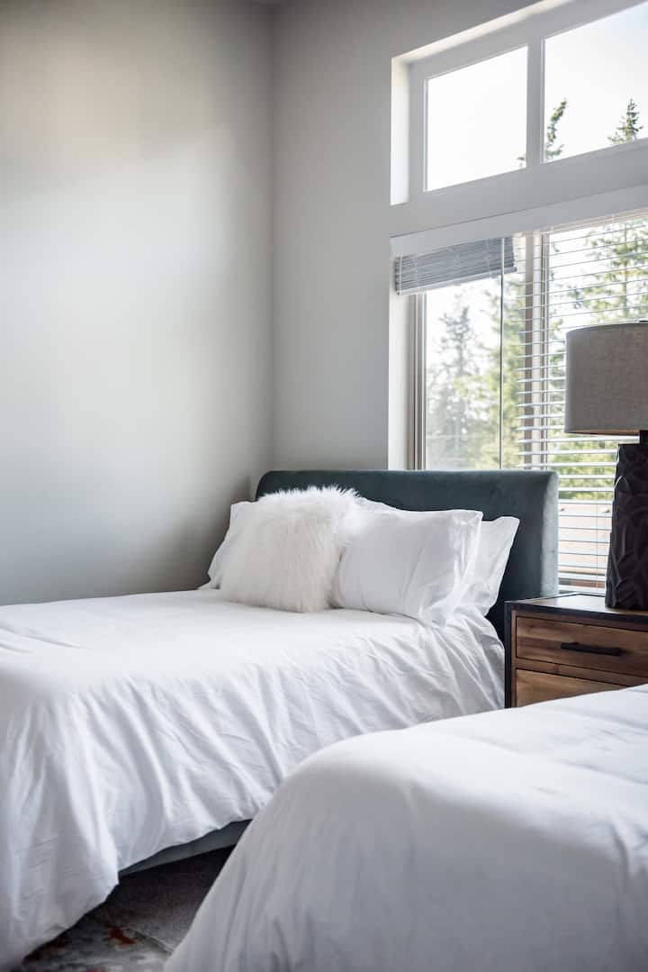 חדר וודסי נמצא בקומה השנייה וכולל (2) מיטות בגודל מלא עם מזרן טמפור - פדיקור וכיסא מבטא. שידת לילה עם אור לקריאה.