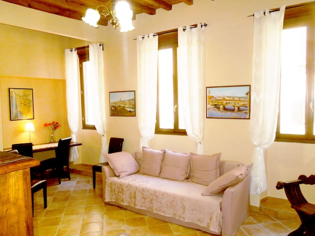Spacious apartment in the heart of Florence gallery image 5
