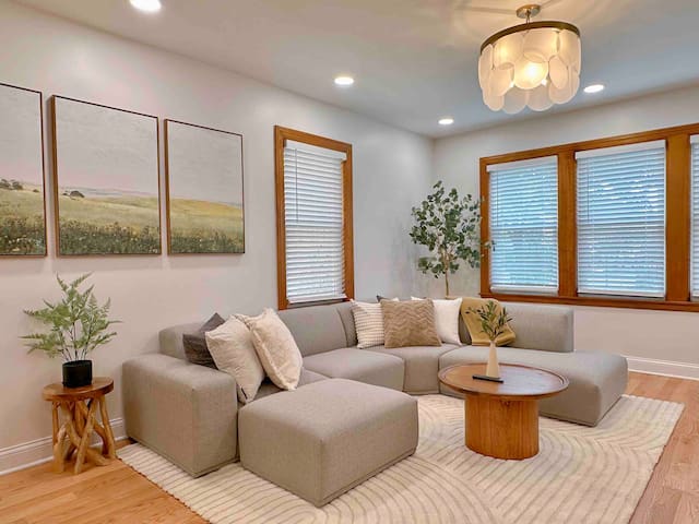 Luxury Family Home 6bed/3bath/4parking in Chicago