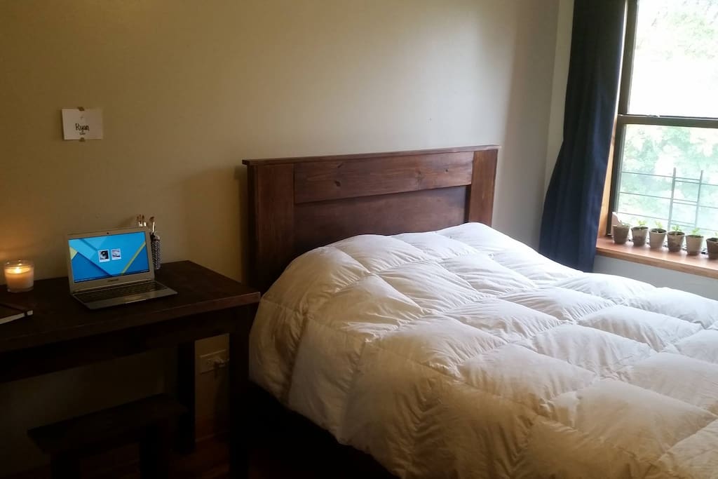 Bedroom with queen size bed